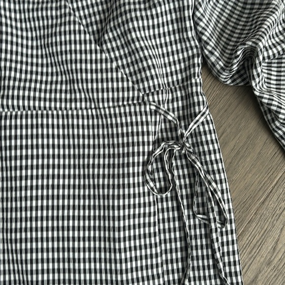 🔥Highline Collective🔥 | Black and white gingham puff sleeve wrap dress - Picture 5 of 16
